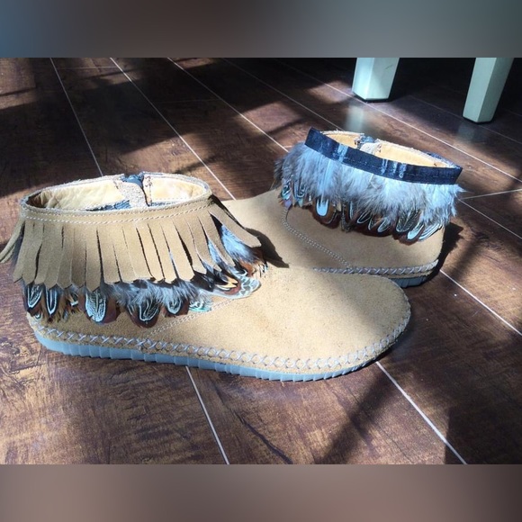 • MOVING LAST CHANCE 7/31/2024 • Clark’s suede fringe moccasin booties 7.5 - Picture 2 of 2